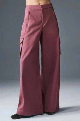 Pantaloni cargo a gamba larga Show Off (vestibilità regolare) - Borgogna tartufo