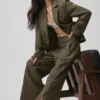 Pantaloni Cosmopolitan a vita media con bottoni a pressione - Olive Tree