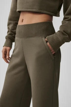 Pantaloni della tuta a gamba larga Serenity – Olive Tree