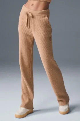 Pantaloni High-Waist e gamba larga "Snuggle Up" - Colore Mandorla Tostata