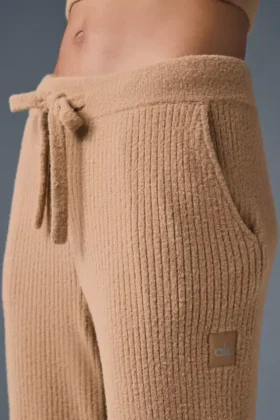 Pantaloni High-Waist e gamba larga “Snuggle Up” – Colore Mandorla Tostata