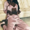 Pantaloni in seta lucida (vestibilità regolare) - Rosa champagne