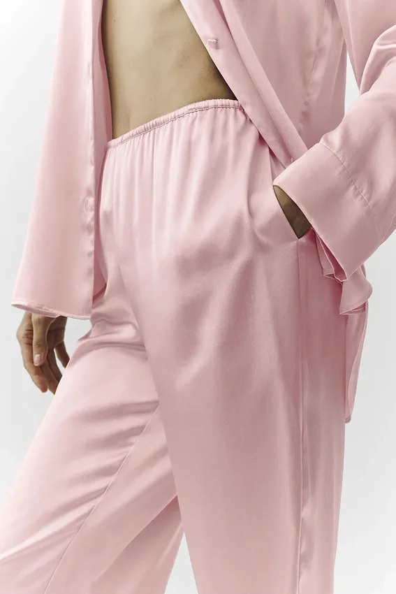 Pantaloni in seta lucida (vestibilità regolare) - Rosa champagne